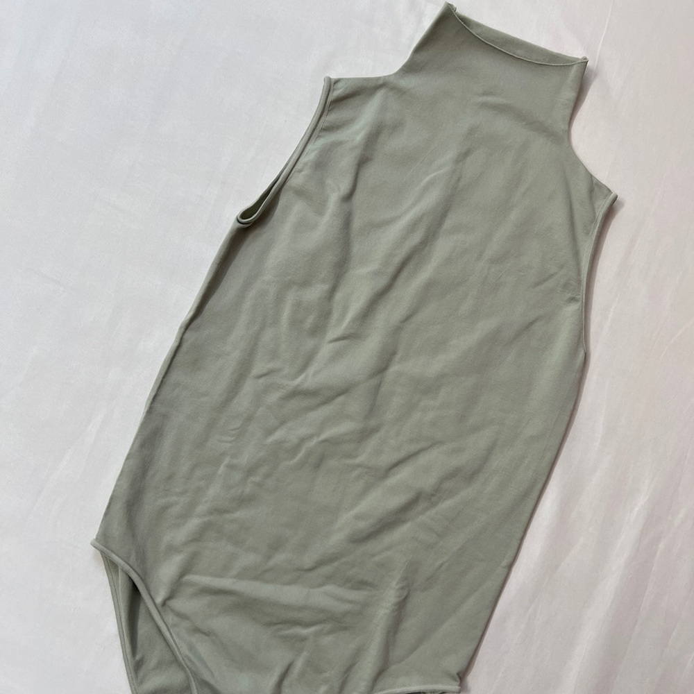 SKIMS Essential Sleeveless Turtleneck Turtle Neck Bodysuit